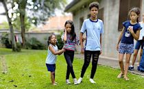 Kinder mit Schildkröte