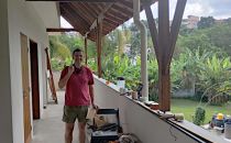 Strahlender Handwerker